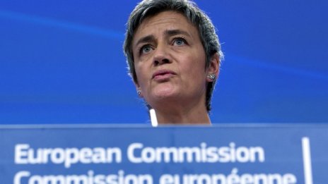 Вестагер: Няма да бързам с решенията по разследванията на Газпром и Google