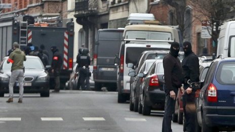 Белгийската полиция залови предполагаемия парижки атентатор Абдеслам*