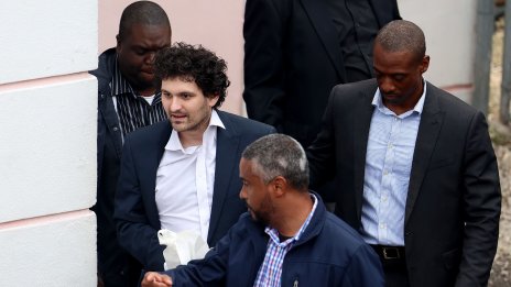 Съдът определи гаранция от 250 млн. долара за основателя на FTX Сам Банкман-Фрийд