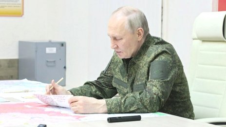 Във военна униформа Путин нареди незабавното освобождаване на Курска област