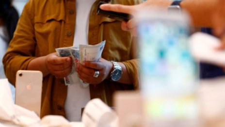 Средностатистическият софиянец работи над 34 дни, за да си купи iPhone X