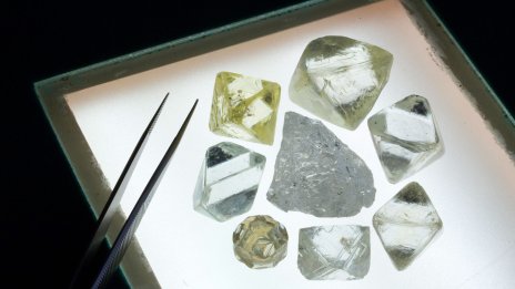 Руската "Алроса" спира продажбите на диаманти за два месеца