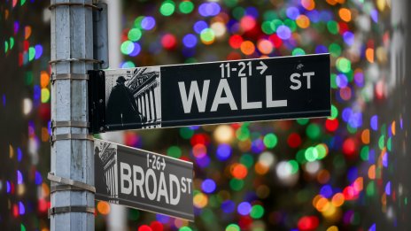 Wall Street отваря с ръстове и надежда за наситена с позитивни данни седмица*