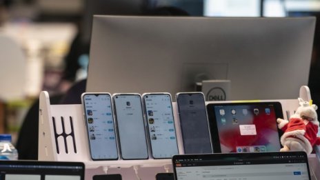 Въпреки проблема с чиповете пазарът на смартфони расте