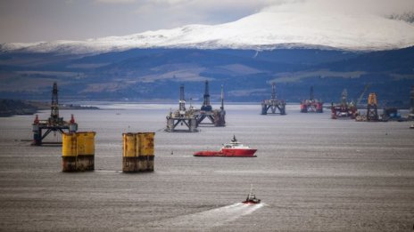 Петролът се срина до под 30 долара за барел на американския пазар