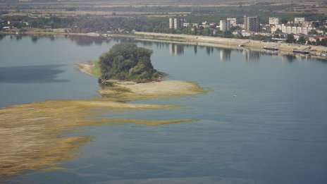 Критичното маловодие на Дунав парализира корабоплаването