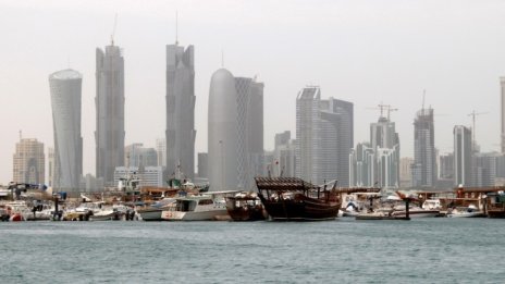 Катар заобикаля кризата в Залива с доставки на товари през Оман