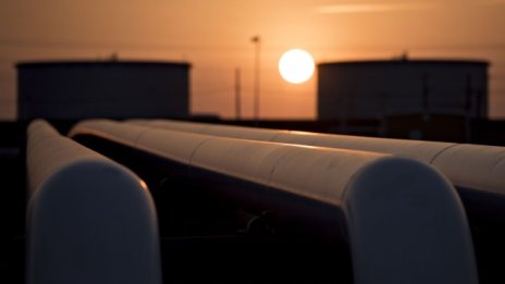 Петролът се насочи към седмичен ръст въпреки решението на ОПЕК да засили добива*