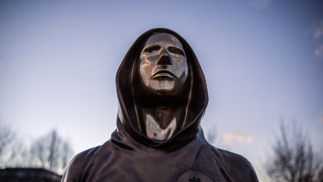 Бащата на биткойна бе на крачка от топ 10 на най-богатите хора в света