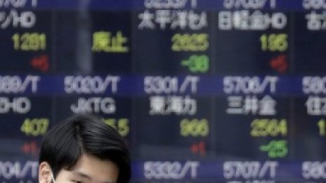 Продължаващият спад в цените на петрола обърка азиатските бори