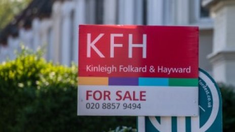 Имотни продажби за 94 млрд. евро са замразени във Великобритания