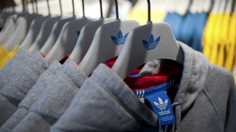 Акциите на Adidas поскъпват след новините, че хедж фондове искат дял от нея
