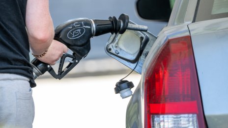 Ръстът в запасите на САЩ тласка цената на петрола надолу*