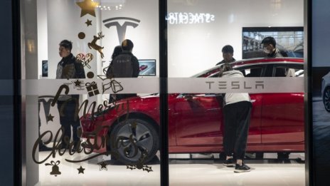 Акциите на Tesla се сринаха с над 6% в дебюта си в S&P 