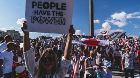 Защо протестират хората от Америка до Зимбабве?