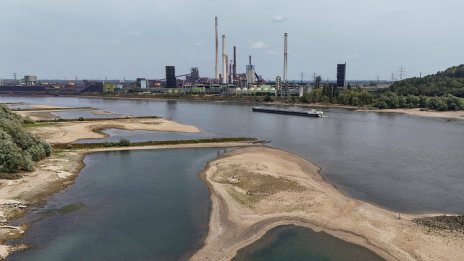 Неспирните жеги и сушата в Европа вещаят още проблеми за река Рейн и търговията 