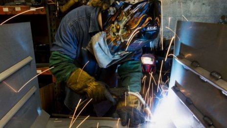 Броят на заявленията за безработица в САЩ отново хвърля сянка върху икономиката