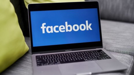 Facebook закри стотици профили на германски антиваксъри