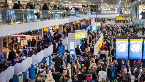 Амстердамското летище отмени десетки полети, за да предотврати колапс