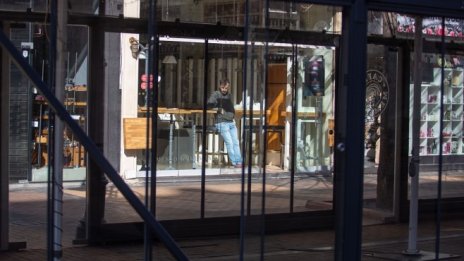 Търговците временно да не плащат тротоарно право и наеми в София предлага кметът