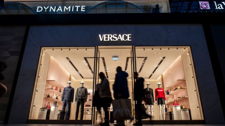 След дълго ухажване Versace стана окончателно част от Prada