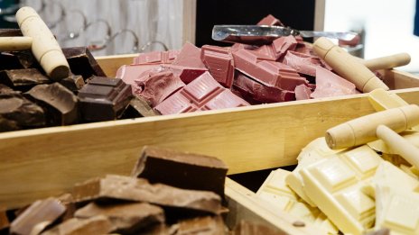 Какаото продължава рекордния си ход, наред е шоколадът