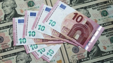 Инвеститорите все повече обръщат гръб на долара за сметка на еврото