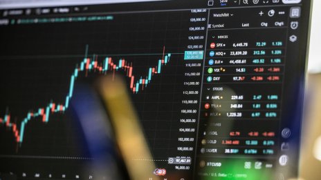 Криптоборсите изпратиха 2025 г. с едни от най-големите търгувани обеми средно за месец