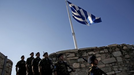Гърция удължава срока на военната служба заради напрежението с Анкара