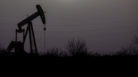 Завръщането на китайските играчи подкрепя цените на петрола, но опасенията от излишък остават*