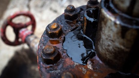 Страховете около новия COVID щам от Африка тласкат надолу петролните цени*