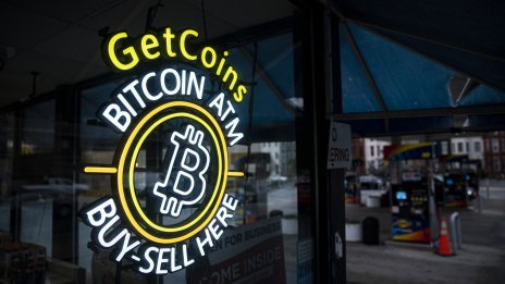 Биткойнът задмина 45 хил. долара за пръв път от почти 2 години