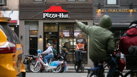 Собственикът на Pizza Hut обмисля продажбата на веригата ресторанти