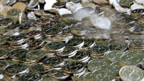 Намеренията за спестяване на българите леко се подобряват към октомври