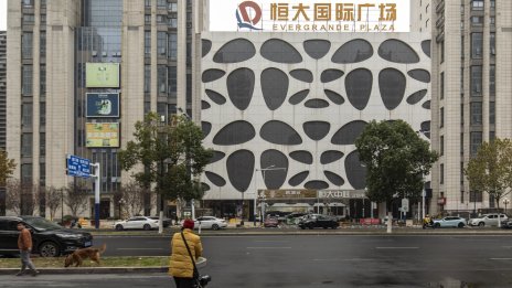 Съд в Хонконг нареди ликвидацията на символа на имотната криза в Китай Evergrande