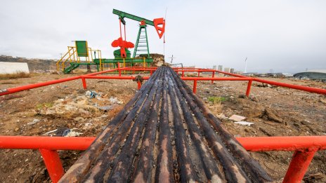 Пазарът на петрол остава без големи изменения в очакване на срещата Тръмп-Путин*