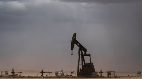 Опасенията за доставките и по-слабият долар тласкат цената на петрола нагоре*