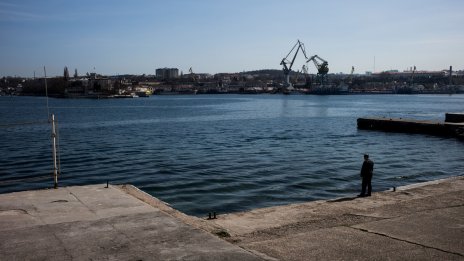 Два кораба са повредени при украинска ракетна атака срещу корабостроителница в Крим