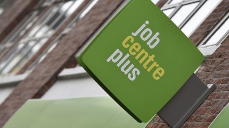 Британската безработица се понижава до 7-годишно дъно