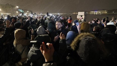 Около 100 души са арестувани в Русия по време на прояви в памет на Навални