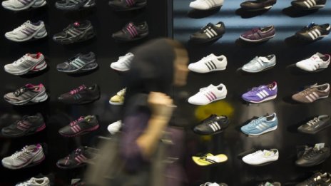 Неблагоприятни валутни разлики стопяват тримесечната печалба на Adidas с 11%