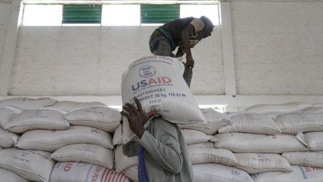 Администрацията на Тръмп изпраща почти всички служители на USAID в отпуск