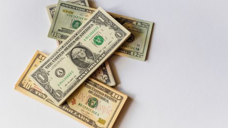 Доларът се насочва към най-силната си седмица от юли