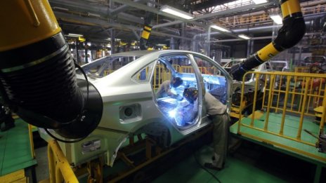 Продажбите на Renault в Русия се свиват с над 50% през март