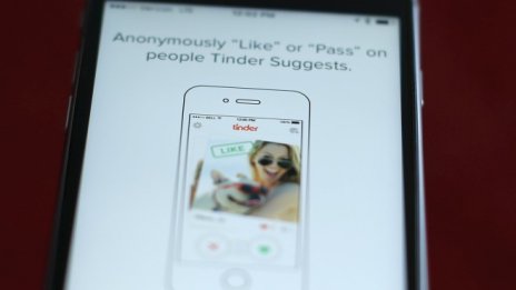 Как Facebook може да причини повече самотни нощи