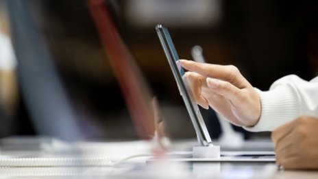 Пазарът на смартфони продължава да се свива