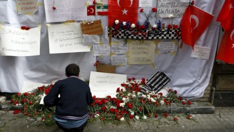 След атентата в Истанбул критиката към турското правителство расте 