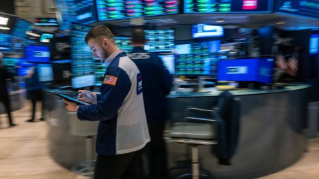 Dow приключи сесията с ръст от над 450 пункта