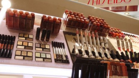 Shiseido придобива бизнеса с парфюми и цветна козметика на D&G