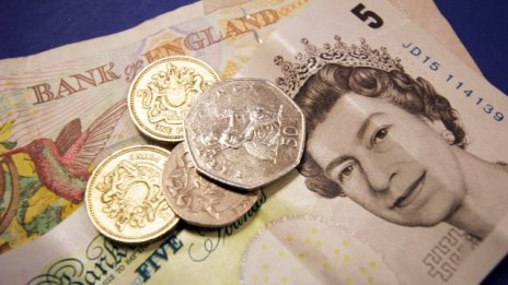 Паундът продължава да е уязвим